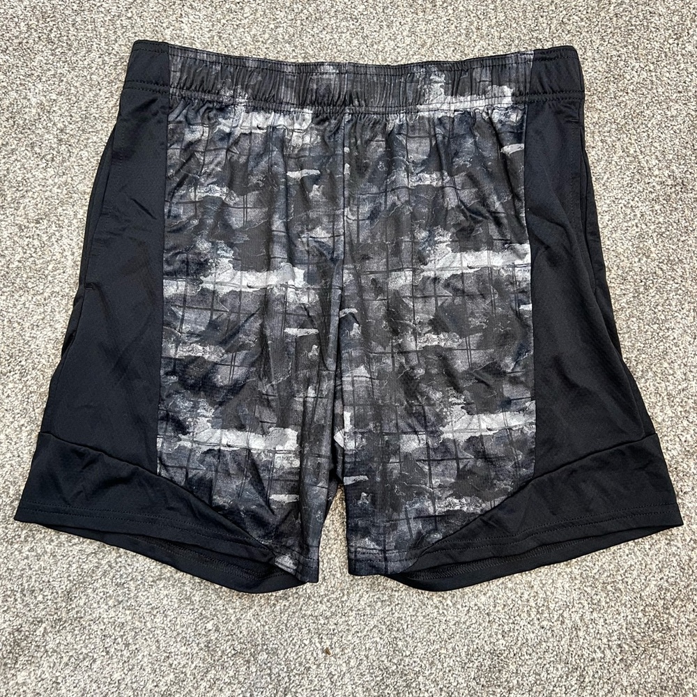 Men’s Large all in motion shorts.